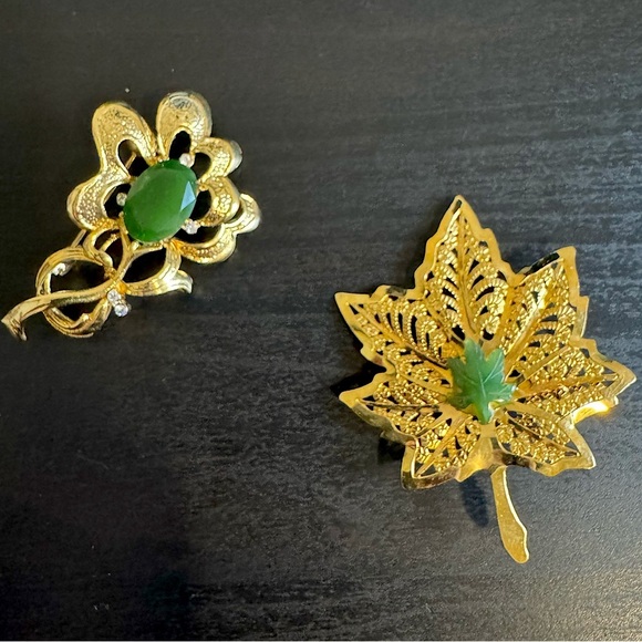 Set of 2 💛 Vintage Gold Tone Nature-Inspired Brooch Set with Green Jade Stones - Picture 1 of 16